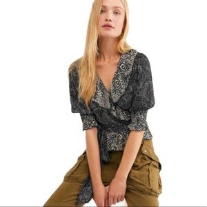Free People Olivia V Neck Short Sleeve Ruffle Trim Printed‎ Wrap Top Size XS